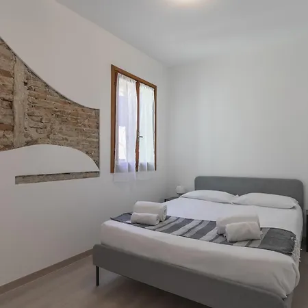 Lupi - Due Nel Centro Di Apartman *